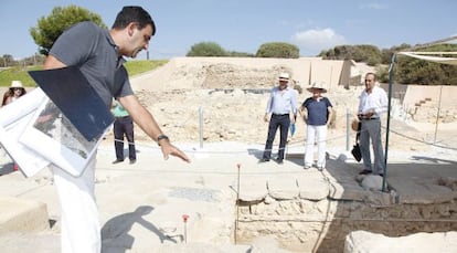 El director del Marq, Manuel Olcina, en el yacimiento del Tossal de Manises