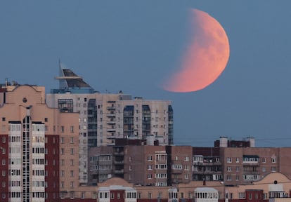 Una vista de la eclipse lunar parcial en San Petersburgo, (Rusia).  