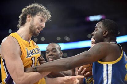 Pau Gasol se encara con Warriors Draymond, de los Warriors.