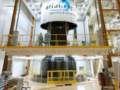 Un cohete Ariane 5 durante su preparación para el lanzamiento en la base espacial de Kourou.