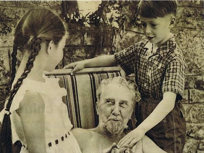 Ezra Pound junto a sus nietos Patrizia y Walter Siegfried.