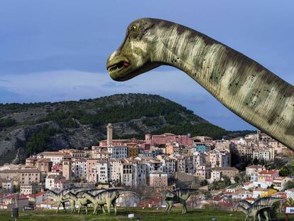 Vista de Cuenca desde el Museo Paleontólogico de Castilla-La Mancha, con sus reproducciones de dinosaurios.