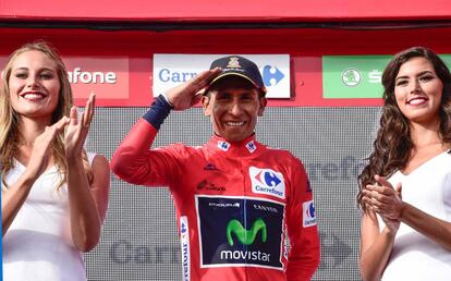 Nairo saluda militar desde un podio de la Vuelta pasada.