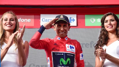 Nairo saluda militar desde un podio de la Vuelta pasada.