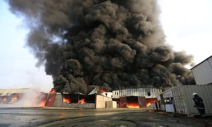 Bomberos, este sábado tratando de apagar el incendio en el puerto de Al Hudayda (Yemen).