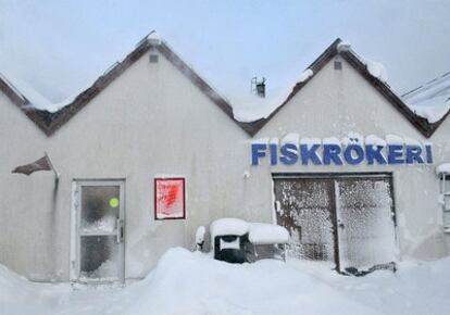 Una casa semienterrada por la nieve en Suecia