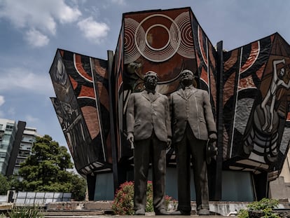 Vista de la estatua de David Alfaro Siqueiros y del empresario Manuel Suárez, fundadores del Polyforum Siqueiros.