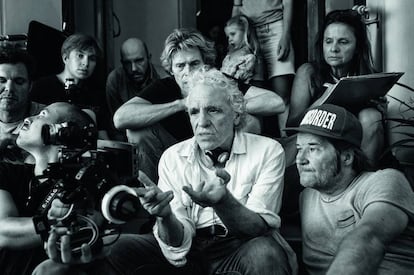 El director Abel Ferrara con parte del equipo artístico y técnico durante un rodaje.