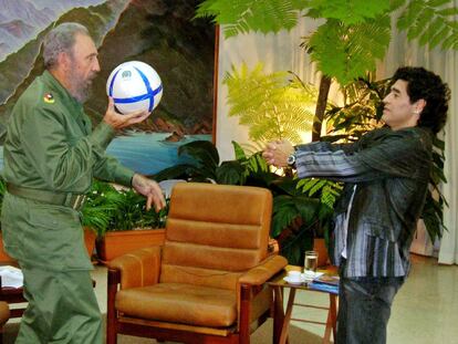 Diego Armando Maradona, antes de una entrevista que hizo en 2005 en La Habana al entonces presidente cubano, Fidel Castro.