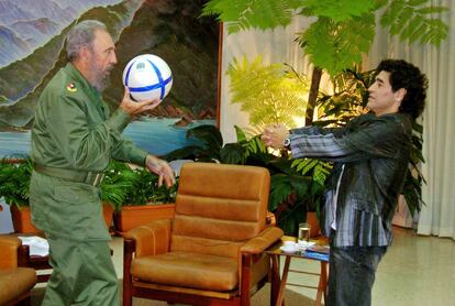 Diego Armando Maradona, antes de una entrevista que hizo en 2005 en La Habana al entonces presidente cubano, Fidel Castro.