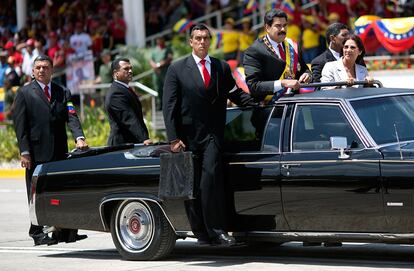 El presidente de Venezuela, Nicolás Maduro (i), acompañado de la primera dama venezolana Cilia Flores (d), asisten al desfile militar en honor al primer aniversario del la muerte del fallecido líder Hugo Chávez, en el Paseo Los Proceres, en Caracas (Venezuela).