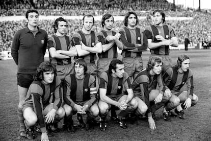 Los jugadores del Barcelona, en abril de 1975. Rexach es el segundo por la derecha entre los agachados.