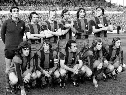 Los jugadores del Barcelona, en abril de 1975. Rexach es el segundo por la derecha entre los agachados.