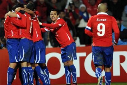 La selección de Chile celebra el gol frente a Perú.