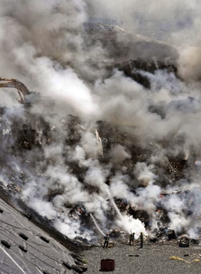 Los efectivos se afanan en apagar el fuego que ya está controlado.