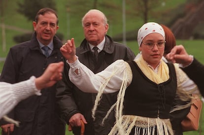 Los exdirigentes del PNV Iñaki Anasagasti y Xabier Arzalluz, durante un acto de homenaje a Castelao de los centro gallegos del País Vasco, en Bilbao, el 18 de febrero de 2001.