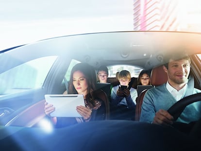 Tu coche sabrá entretenerlos. Las pantallas integradas en los reposacabezas son ya una realidad hace tiempo, y se han convertido en una herramienta clave para que los niños no sufran con los viajes largos. Los nuevos equipos de conectividad que generan wifi a bordo, como el Opel OnStar, permiten viajar conectado con accesos independientes para hasta siete dispositivos.