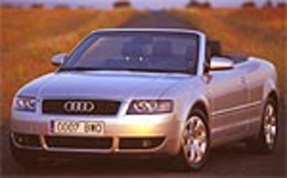 El A4 Cabrio tiene un frontal muy similar al de la berlina, pero la ausencia del techo y las puertas traseras aporta una imagen más esbelta y elegante. Lleva los bajos carenados para mejorar la aerodinámica.