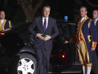 En el centro, el primer ministro brit&aacute;nico, David Cameron, a su llegada a una cena ofrecida a los asistentes a la Cumbre Nuclear de Holanda.