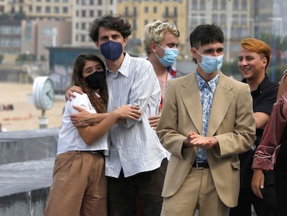 Jonás Trueba, segundo por la izquierda, con algunos actores de 'Quién lo impide' en el Festival de Cine de San Sebastián.