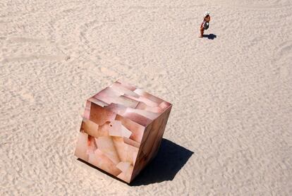 Escultura de un enorme cuadrado que se exhibe en la playa de Tamarama de Sídney.