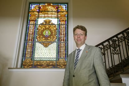 Ferran Bel, alcalde de Tortosa, Tarragona, en las escaleras del ayuntamiento.