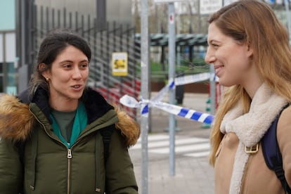 Helena, de Toledo y 28 años (izquierda), y Sara, de La Coruña y 28 años, en la puerta de Ifema. Son médicos en su último año de residencia.