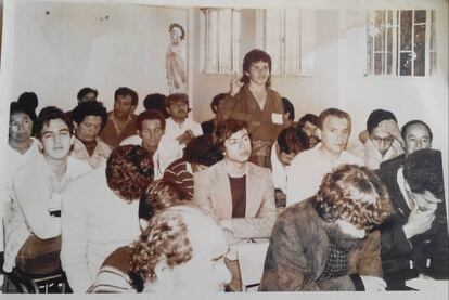 Catalina Pérez, de pie, y Gustavo Petro, sentado de brazos cruzados en una imagen del encuentro nacional movimiento 'Los inconformes', en Chachagüí, Nariño, en 1986. Archivo familiar.