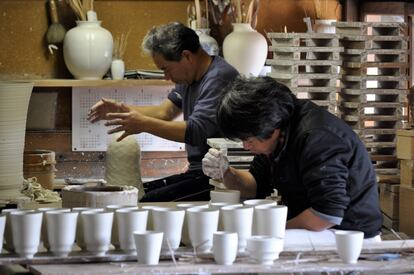 La parada en Arita permite conocer a los viajeros, de primera mano, la historia de la legendaria porcelana japonesa de Imari. En la foto, ceramistas en la alfarería Kakiemon.