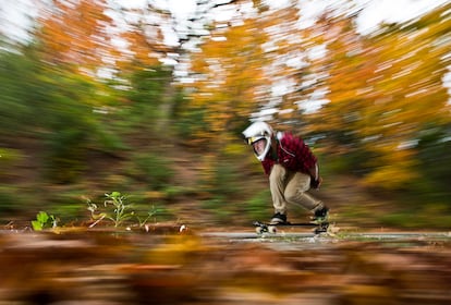En medio de los colores brillantes de otoño, un joven se mueve por un camino en Oakville (Canadá), el 17 de octubre.