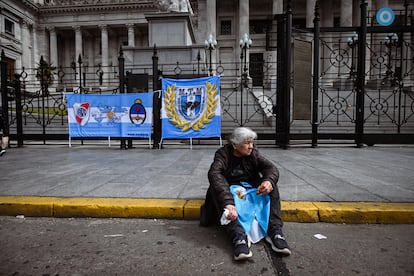 Una mujer sentada frente al Congreso de la Nación, durante la protesta, este 11 de septiembre en Buenos Aires (Argentina).