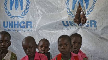 Un grupo de niños sursudaneses, este junio en un campo de refugiados en Uganda.