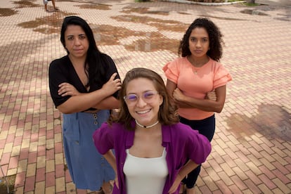 De izquierda a derecha, las concejalas Ana Clara Junqueira, Bia Bogossian y Ana Clara Araujo, este lunes en Tres Ríos.