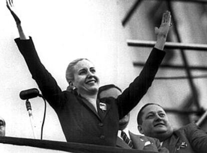 Eva Perón saluda a sus seguidores en Buenos Aires en octubre de 1951.