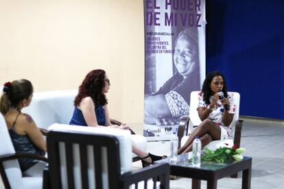 De izquierda de derecha, las periodistas colombianas Claudia Morales, Margarita Barrero y Mabel Lara participan en el Dia del Periodista en Tumaco.