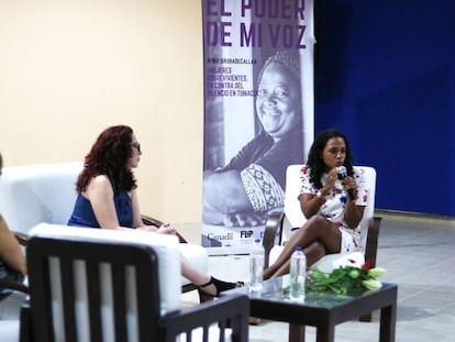 De izquierda de derecha, las periodistas colombianas Claudia Morales, Margarita Barrero y Mabel Lara participan en el Dia del Periodista en Tumaco.