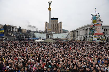 Miles de personas en la plaza de la Independencia junto a un retrato de la ex primera ministra de Ucrania, Yulia Timoshenko. La Rada ordenó su liberación, 22 de febrero de 2014.