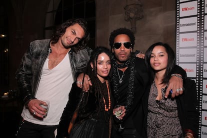  Jason Momoa, su esposa Lisa Bonet, Lenny Kravitz y Zoe Kravitz  en una imagen de 2010 en Los Ángeles, California.  