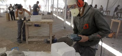 Un joven trabaja el m&aacute;rmol en Macael (Almer&iacute;a). 