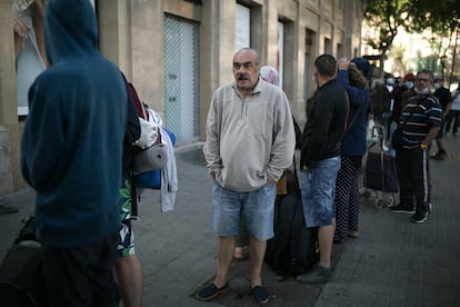 Personas sin recursos hacen cola para recibir el desayuno en una parroquia de Barcelona en 2020.