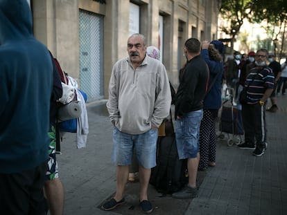 Personas sin recursos hacen cola para recibir el desayuno en una parroquia de Barcelona en 2020.