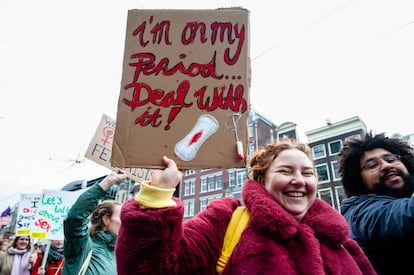 Una mujer en Ámsterdam durante la manifestación del día de la mujer.