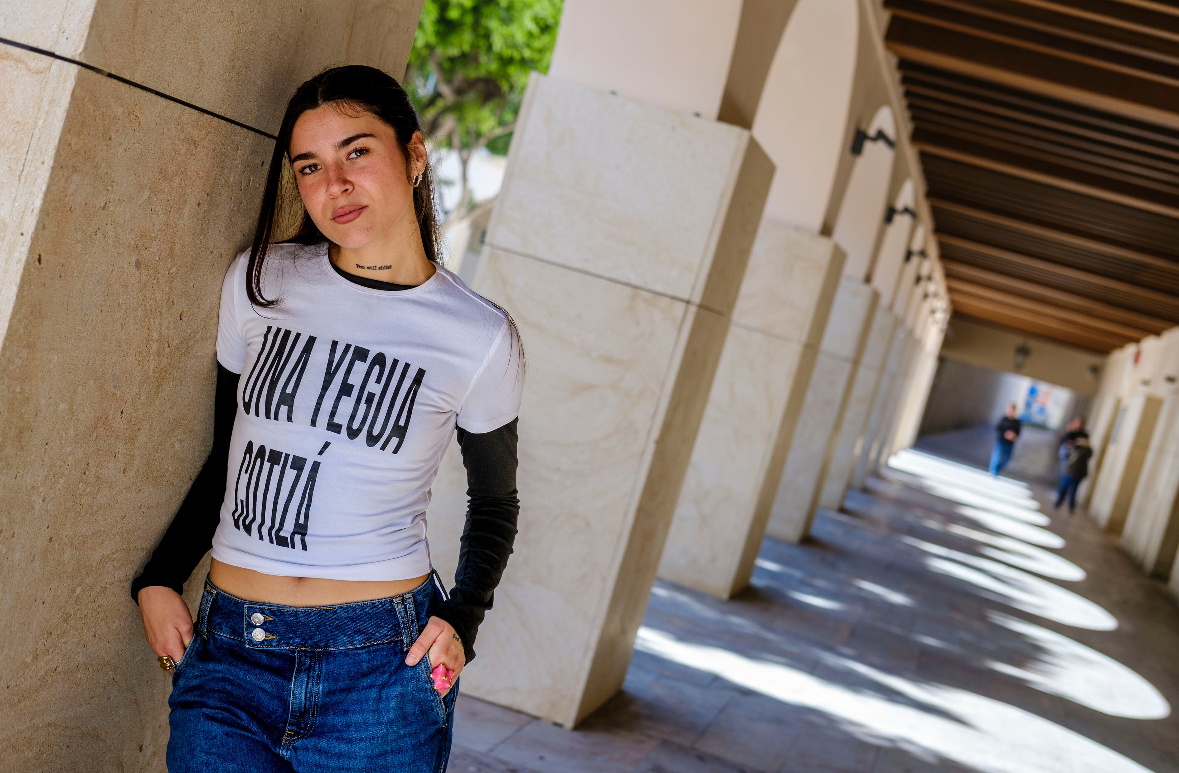 La artista almeriense Vera GRV, en la Plaza Vieja de Almería. FOTO: FRANCISCO BONILLA