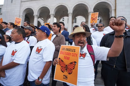 Grupos en defensa de los inmigrantes protestan frente al Ayuntamiento de Los Ángeles, California, en noviembre de 2024.