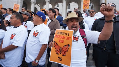Grupos en defensa de los inmigrantes protestan frente al Ayuntamiento de Los Ángeles, California, en noviembre de 2024.