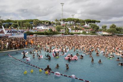 La Water Park Party ha estat de nou aquest dimarts el plat fort del Circuit Festival després de reunir uns 8.000 gais de tot el món al parc aquàtic Illa Fantasia, a la localitat barcelonina de Vilassar de Dalt.