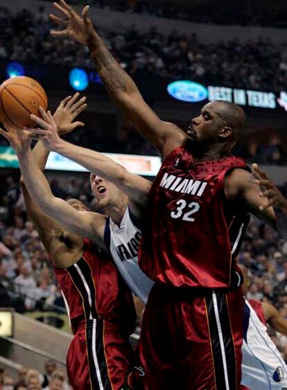 O'Neal trata de impedir un enceste de Nowitzki en el último partido entre Dallas y Miami.