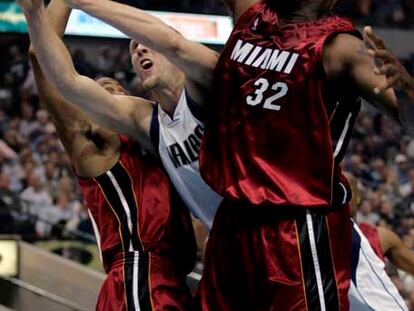 O'Neal trata de impedir un enceste de Nowitzki en el último partido entre Dallas y Miami.