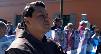 Fray Tomás junto a unas madres que buscan a sus hijos desaparecidos.