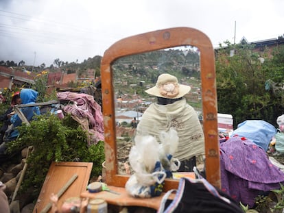 Una mujer entre los escombros del derrumbe ocasionado por las tormentas el 17 de febrero en Achocalla, Bolivia.